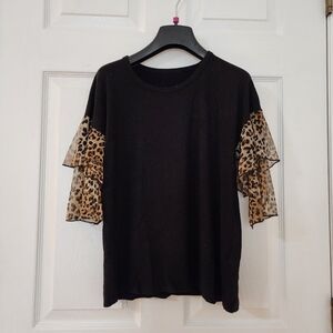 Black shirt tee T-shirt leopard ruffle short sleeves relaxed fit small medium